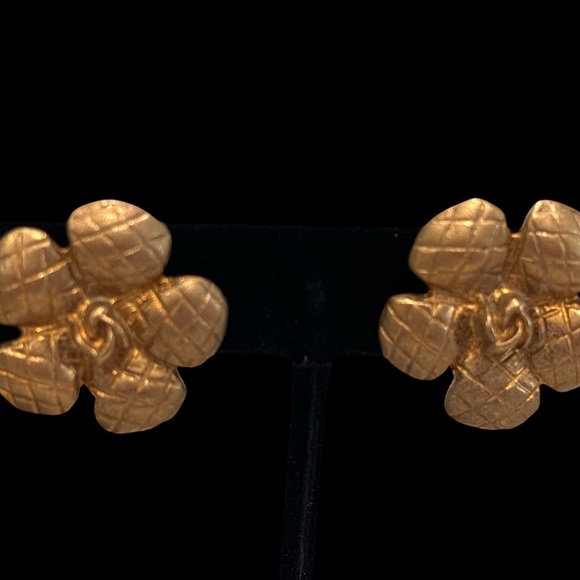 CHANEL Vintage 24 KT Plated Gold Quilted Camellia Earrings with COA 3/4x3/4 - Picture 1 of 7